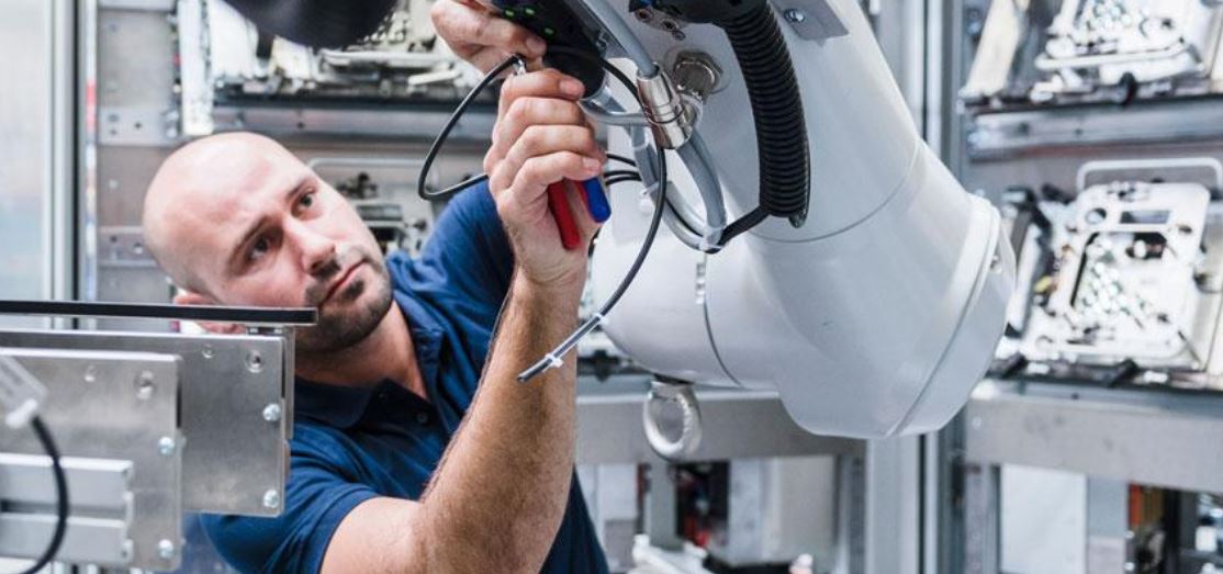 MSC_Industrial's tweet photo. With all the buzz around connectivity and “smart” factories, it appears as if the #manufacturing industry is on the brink of a major shift. https://t.co/lpIAU8MZWW | #automation #industry #lenoxtools https://t.co/xiHo6MYcYA