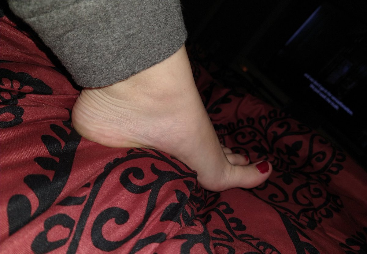 candyysoless's tweet photo. Pretty red toes and wrinkles 
Follow me 🍯 Skype in 15 minutes with my favorite and loyal footboy , excited! 
#feet #footgirls #toes #cumonsoles #followforfeet #HeelsLegsToes #feetskype #footjob https://t.co/EZybFdYMgd