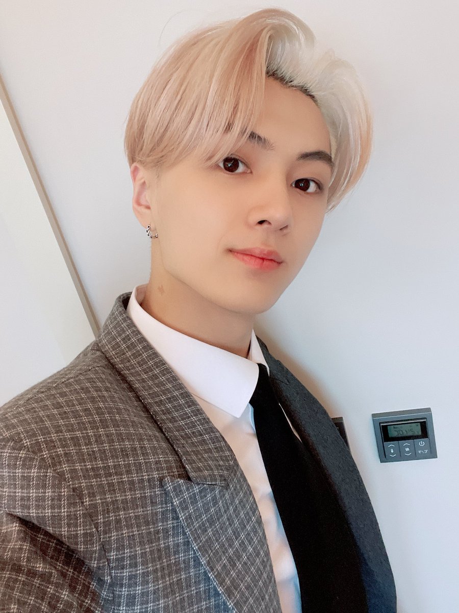 저희 엔하이픈이 영광스러운 첫 수상이자 신인상을 타게 되었습니다!!😁😁
이렇게 뜻깊은 상을 받게 되어서 너무 행복합니다!! 엔진 여러분들이 given 해주신 것처럼 저희도 엔진 여러분들의 관심과 사랑을 taken 하기 위해 항상 노력하겠습니다! 모두 사랑하고 좋은 하루 되세요~ ☀️ #ENHYPEN #JAY