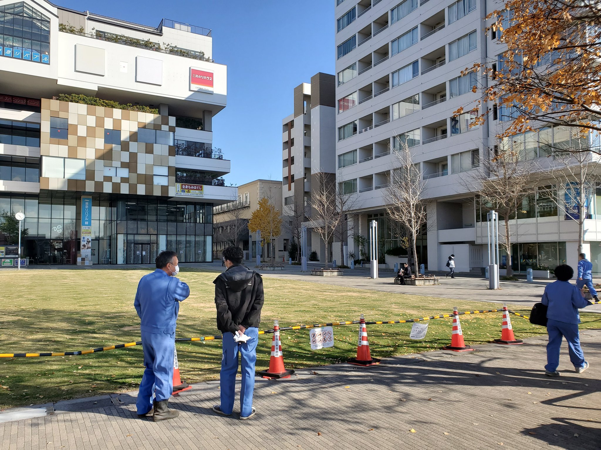 くさま剛 センター北駅前芝生広場続報 朝イチで区長に連絡したら 僕のsnsや報道を見て既に調査に入っていて 警察とも調整が始まっています 何が撒かれたのか調査中ですが 子供たちもゴロゴロするので わかるまでは囲うように依頼しました T くさま剛 センター北駅前芝生広場続報 朝イチで区長に連絡したら 僕のsnsや報道を見て既に調査に入っていて 警察とも調整が始まっています 何が撒かれたのか調査中ですが 子供たちもゴロゴロするので わかるまでは囲うように依頼しました T