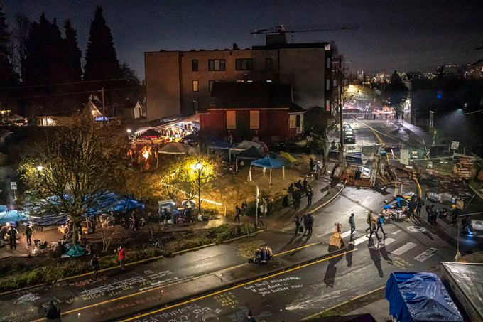 PatinhuLoL's tweet photo. These neighborhoods, invaded by antifa, look like the favelas of Rio de Janeiro under the control of the traffic and the militias. Residents pretend to support them so as not to be beaten or killed and their houses vandalized
#rhaz #redhouse #portland #AntifaBLM #AntifaTerrorists https://t.co/Jp1Y8opHyO
