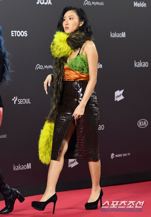 ╭╯ Boda Joyny ╰╮

 ❛ 10/12/20, Tailandia.

—Habia viajado un par de días atrás a una isla tailandesa para acompañar a su jefe en su boda. Y ahora que la ceremonia estaba por comenzar el solista llega al evento junto a su esposa <a href="/hwasa_B/">Hwasa {2M}</a> ya que su hijo llegaría con sus amigos