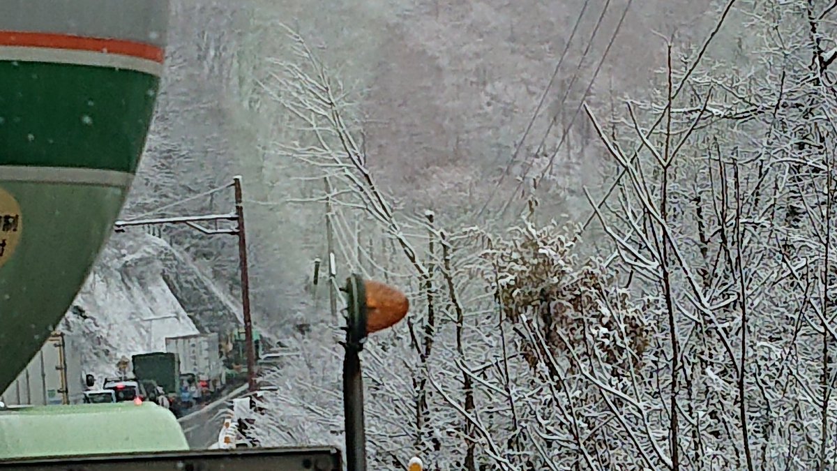 onsennagano's tweet image. 三才山トンネル、スタックした車が原因でヤヴァイくらい渋滞してるのでこれから通る方はご注意ください!!それからスタッドレス、チェーンなどの雪道装備をお忘れなく!

松本▶上田が特にヤヴァイです!現在進行形で1ミリも動かない!!
上田▶松本はまだマシです!