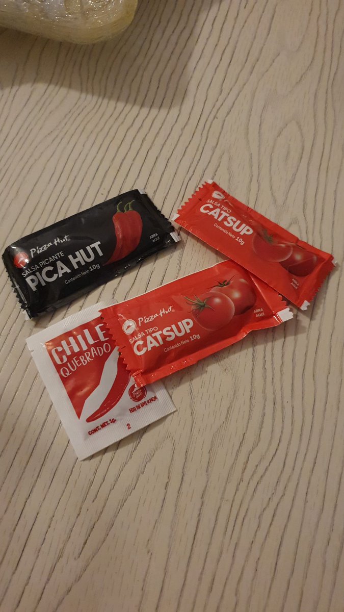 RomyKnight's tweet photo. Que onda con esto @pizzahut? 4 bolsitas por una #GranHotMix? Sabemos que la situación esta difícil, pero esta más difícil dividir estos 4 complementos y 2 servilletas para 3 personas 🍕🤨❓
@MisaoMalon #Chupatintas https://t.co/eZaOXI2MTG