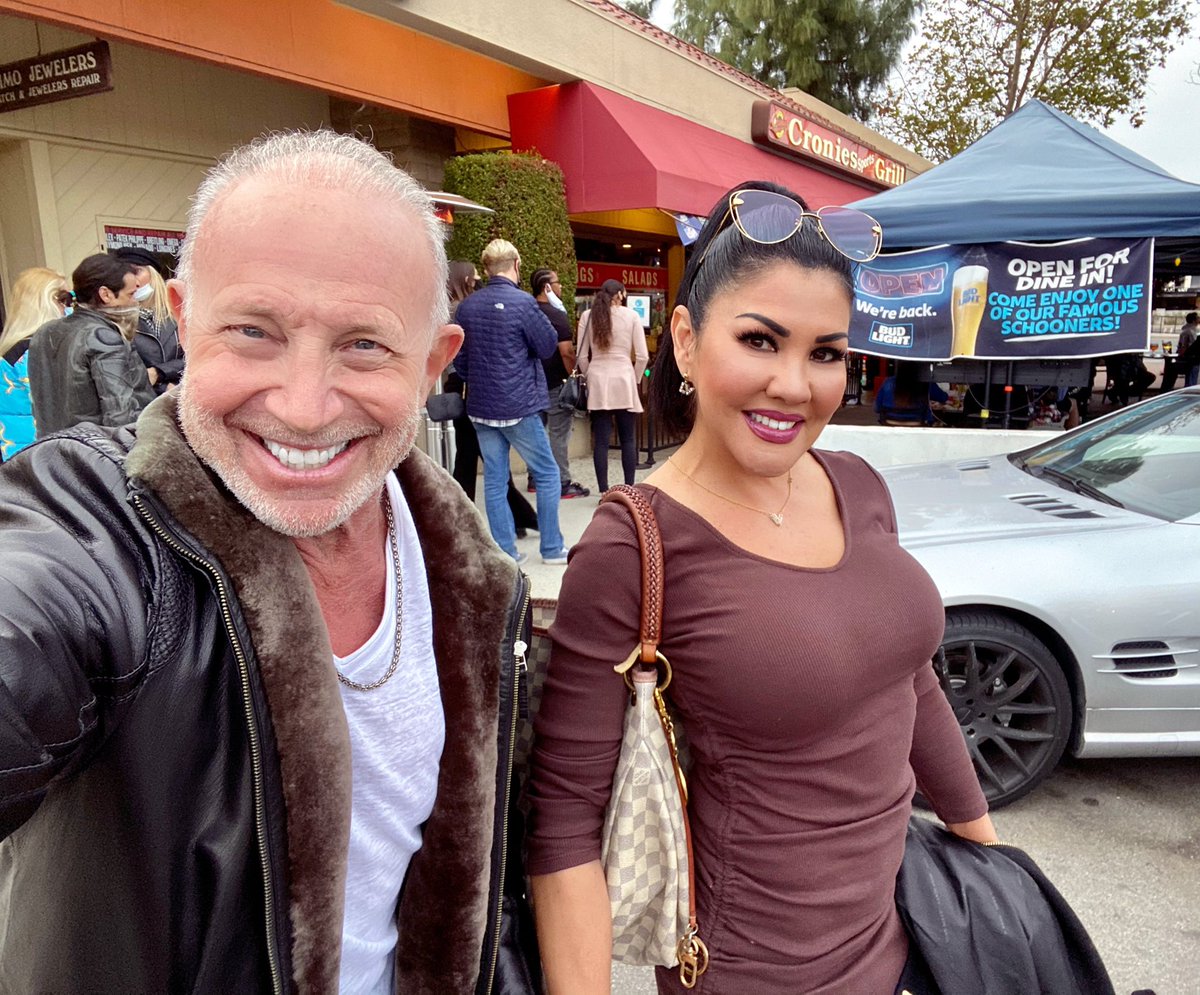 MiaStJohnBoxer's tweet photo. RT if you support small business owners! We support @originalcronies trying to keep outdoor dining! There is no evidence of #covid, yet outdoor dining is banned and Hollywood filming can continue business as usual. #RecallGavinNewsom https://t.co/XdKoz6Rcdx