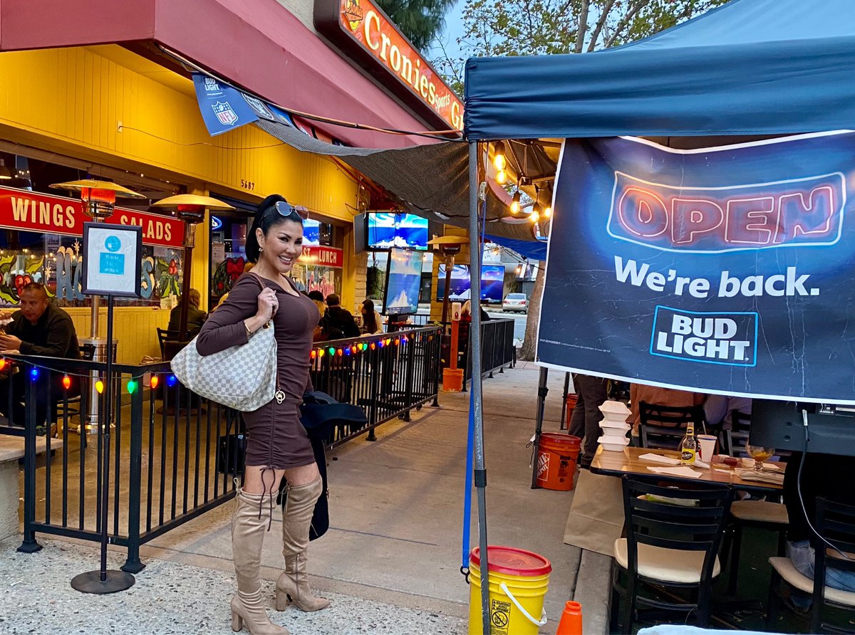 MiaStJohnBoxer's tweet photo. RT if you support small business owners! We support @originalcronies trying to keep outdoor dining! There is no evidence of #covid, yet outdoor dining is banned and Hollywood filming can continue business as usual. #RecallGavinNewsom https://t.co/XdKoz6Rcdx