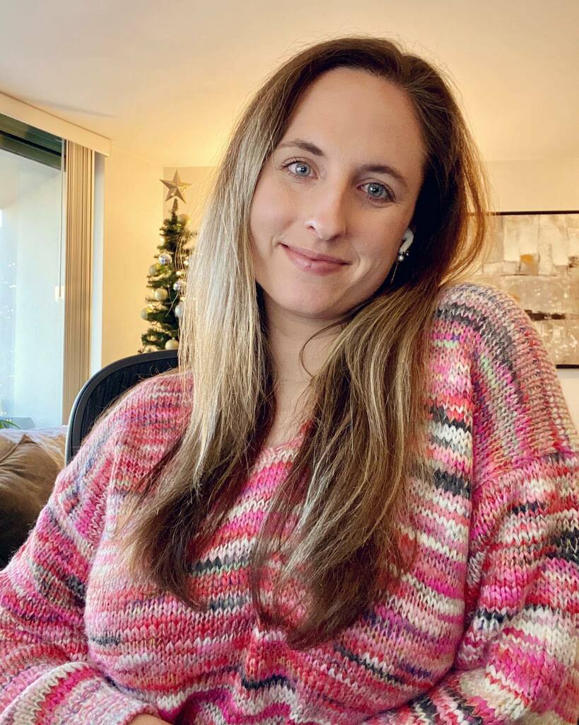 citygirlhanna's tweet photo. Sweater weather 💖 or as Elorm says with all of my package deliveries “is this sweaters-r-us?” 😂

#loveloft #loftimist #sweaterweather #cozyseason #merrychristmas https://t.co/Bp0hrRdJbs https://t.co/998ARB43xk