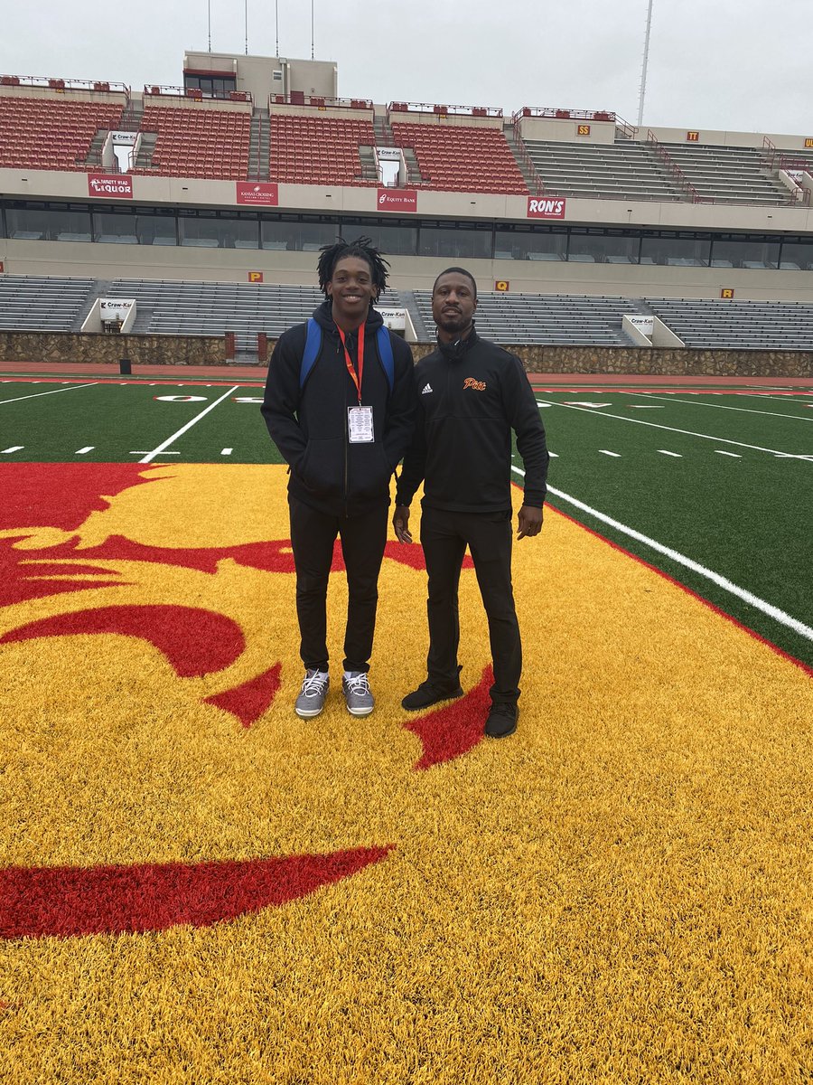 rh_era1's tweet photo. I wanna thank @Coach_GSanders & @Coachbwright4 and the rest of the whole coaching staff for bringing me down and my family for my Official Visit. I had a great experience and was welcomed by everyone 💯#GO21LLAS 🦍🟡🔴 https://t.co/OT9f0T3PHC