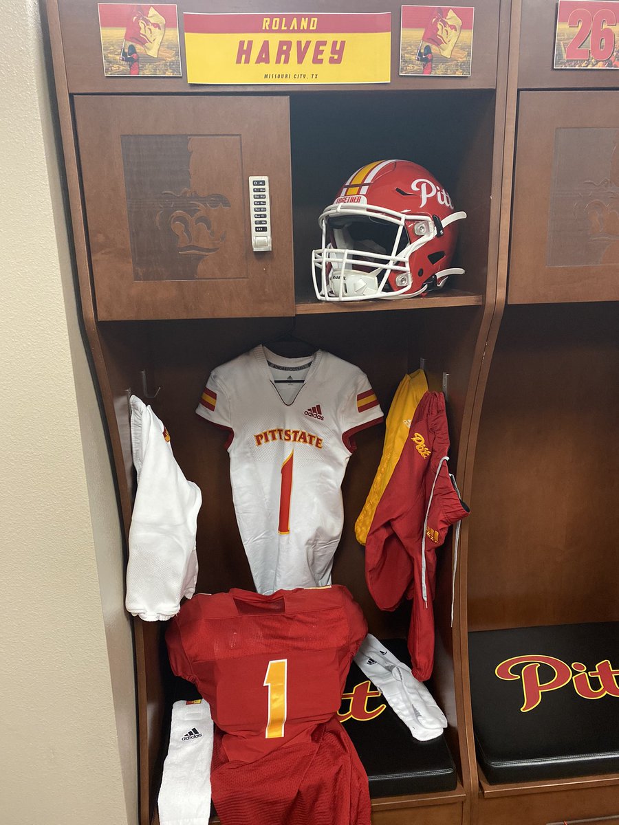 rh_era1's tweet photo. I wanna thank @Coach_GSanders & @Coachbwright4 and the rest of the whole coaching staff for bringing me down and my family for my Official Visit. I had a great experience and was welcomed by everyone 💯#GO21LLAS 🦍🟡🔴 https://t.co/OT9f0T3PHC