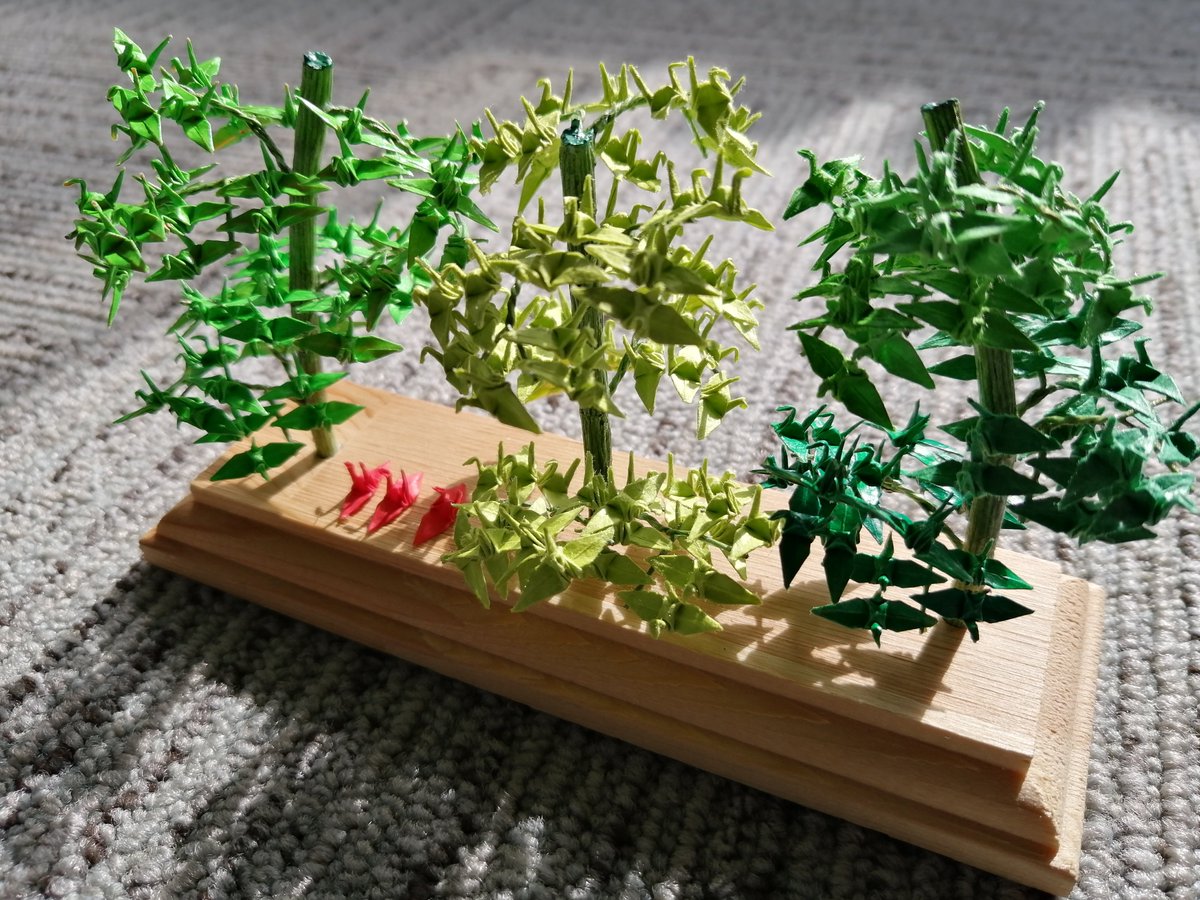 OrigamiBrasil's tweet photo. RT @OrigamiHaru: 影の雰囲気が面白い感じに撮れました。
赤い鶴たちがが木陰で一休み。

#折り紙アート #折り紙 #おりがみ #鹿児島 #origamipaperart #origami #japan #kagoshima #折り鶴 #origamicrane #影絵 #shadowpictures  #影 #庭園 #japanesegarden https://t.co/fCktLjrZrM