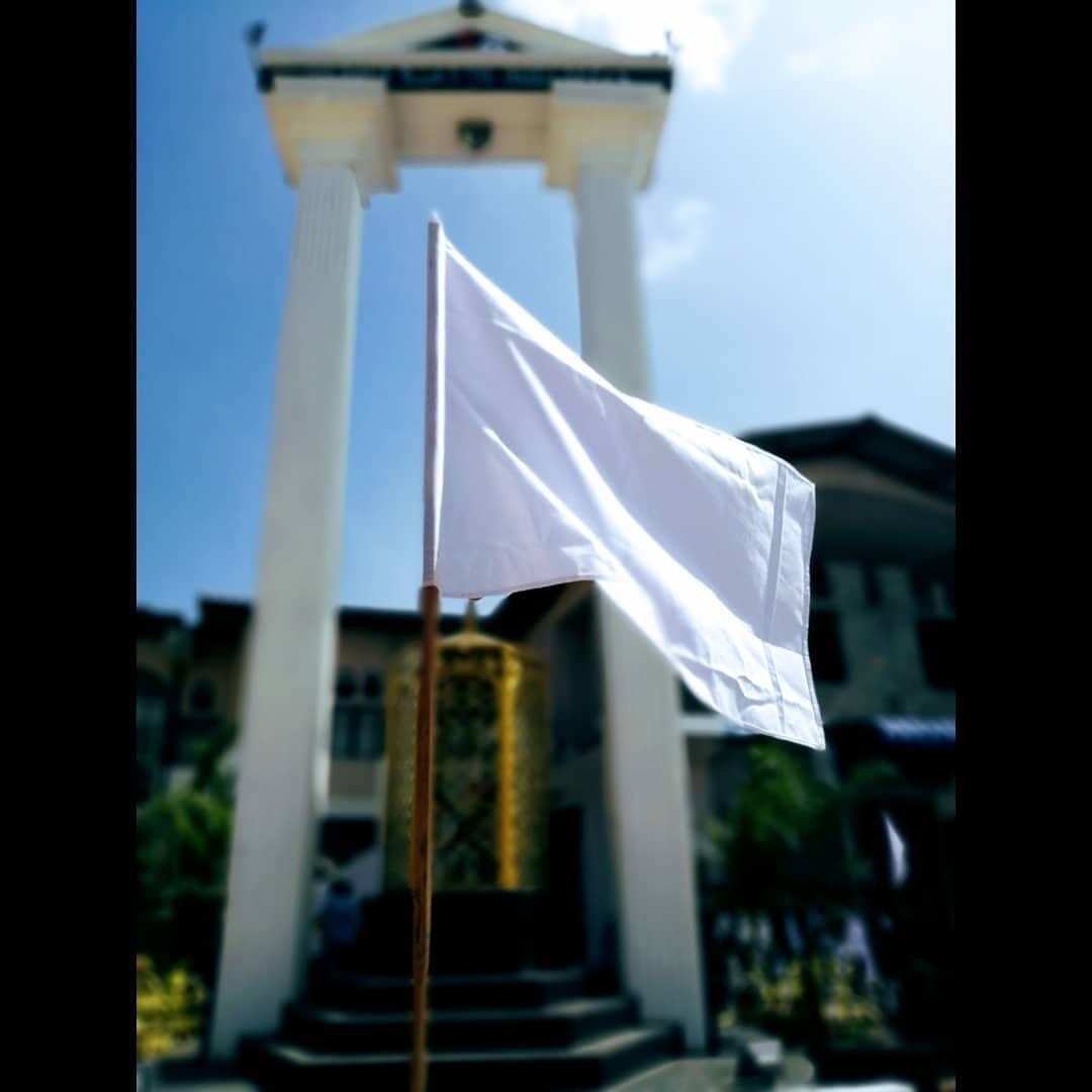 rinasahm's tweet photo. #WhiteClothProtest
#stopforcedcremationssrilanka
#stopforcedcremations
#covid_19
#covid19sl
#addalaichenai
#srilanka🇱🇰 #coviddeaths https://t.co/F2DqkXrYEF