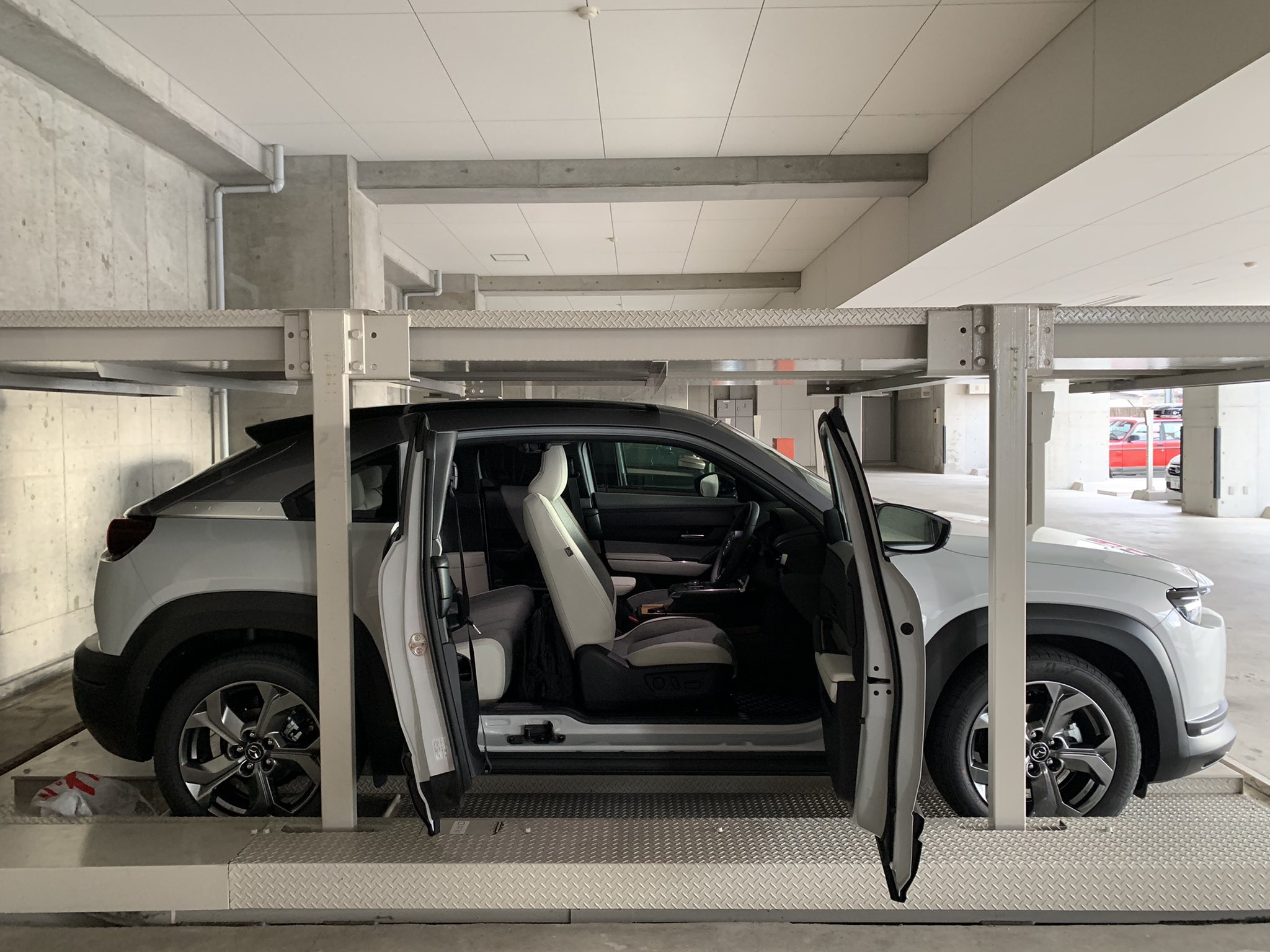 まさ マンションの立体駐車場にピッタリ 観音開きの評判悪いですけど 基本２人で乗ることが多く 後ろにバッグとかコートを置くのに これほど便利な扉はないです 今まで 駐車後に後部扉開けられなかったんですけど 開けれます Mx30 Mazda