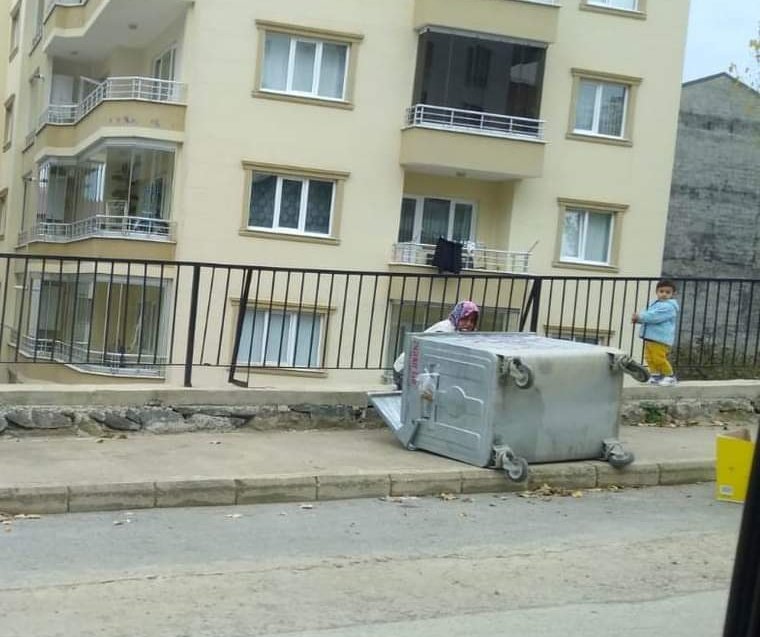 Üzülerek söylüyorum ki burası Trabzon...
Çöp kutusundan umut arayan bu insanların sorumlusu kim?