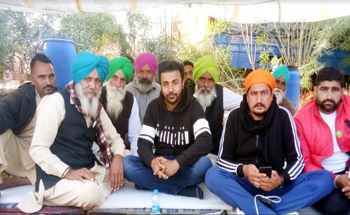 pollywoodtadka's tweet image. ਦਿੱਲੀ ਕਿਸਾਨੀ ਮੋਰਚੇ 'ਚ ਪਹੁੰਚੇ ਗਾਇਕ ਗੁਰਵਿੰਦਰ ਬਰਾੜ 
jagbani.punjabkesari.in/punjab/news/fa…
#GurvinderBrar #Delhi #SupportFarmer #FarmersProtest #Farmers #Punjab #PunjabiSinger