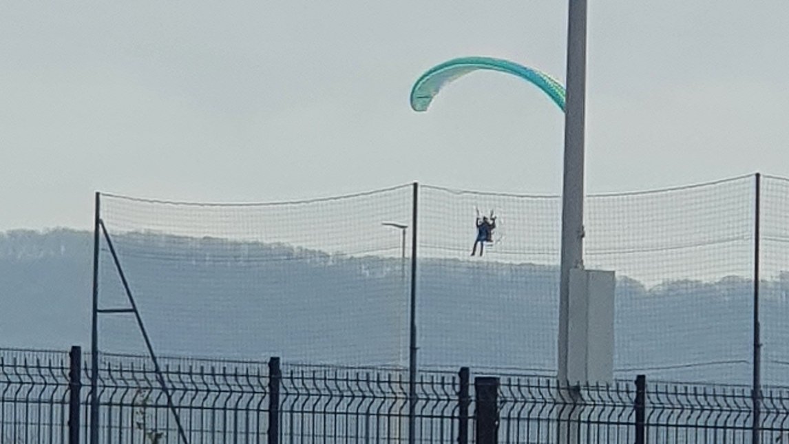 AshLifeSciences's tweet photo. Our Ash customers come from far and wide, high or low. Here one comes now via parachute! 😁 Happy Monday everyone, wishing a great week for all! #businessgrowth #AshTeam https://t.co/4neAK9NxGi