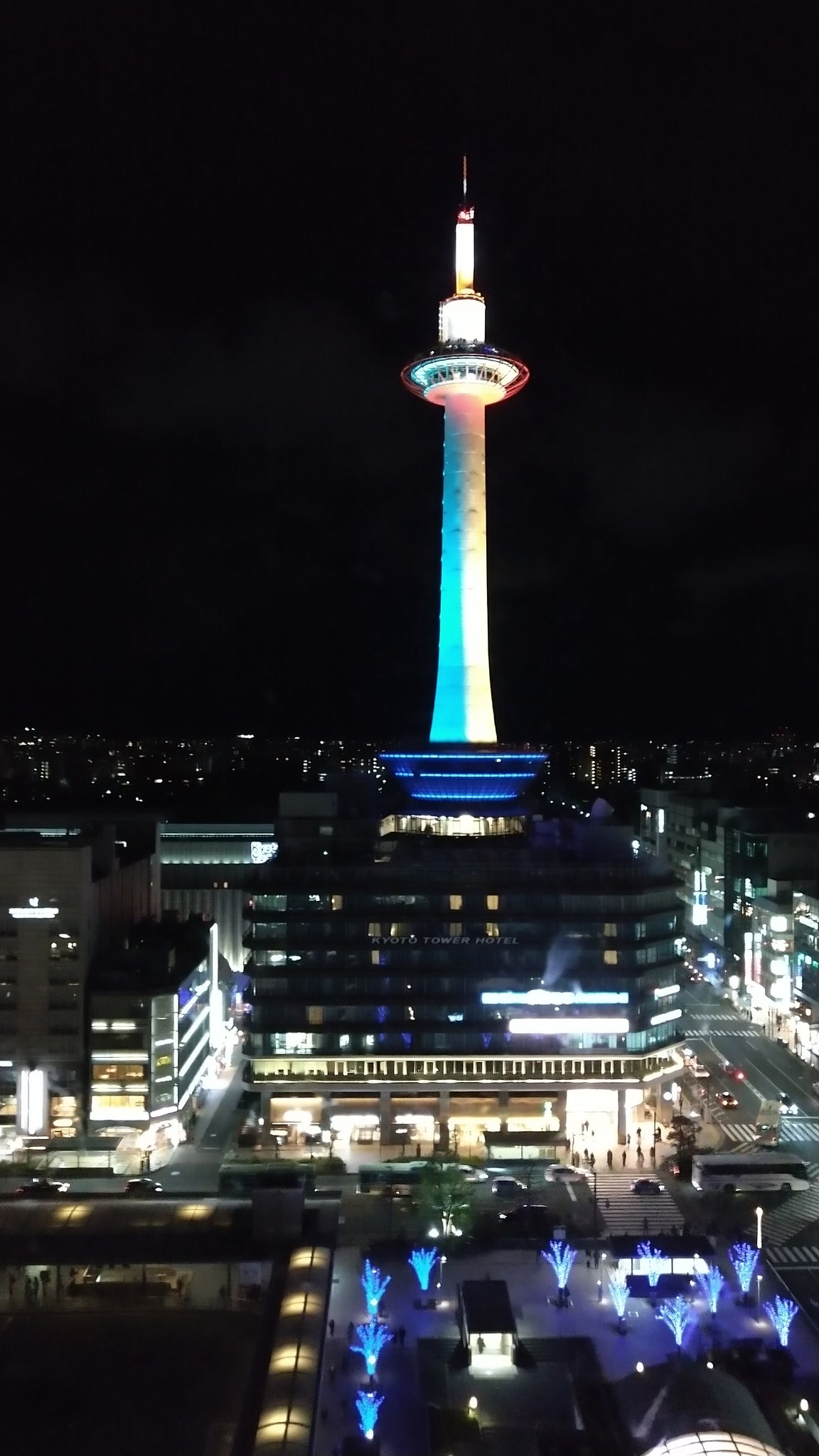 ひゅいごー 京都タワー マクロスdの京都タワーライトアップの個人的にベストの撮影場所は京都駅ビルの空中経路ですね 内部の イルミネーションはは戦艦か格納庫からvf 31などの戦闘機が発進するイメージがするので 京都タワー マクロスd 聖夜の