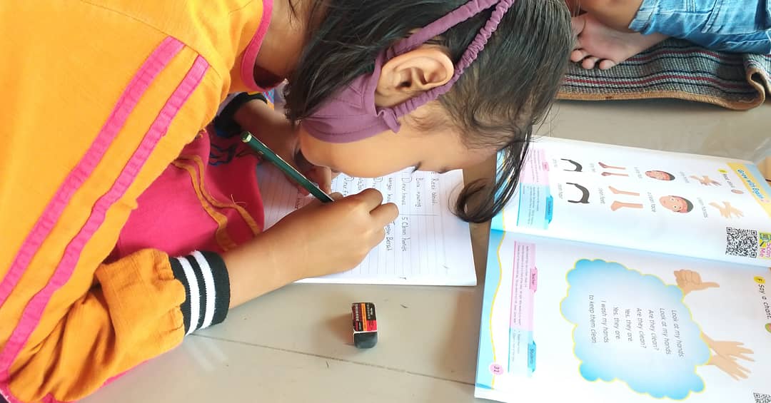 mdhoiyhok's tweet photo. Tetaplah belajar dan perjuangkan intlektual muda,karena mereka adalah generasi penerus bangsa.
Mulailah hal kecil hingga akhirnya bisa besar, keprihatinan daerah kecil membuat susahnya mengikuti pembelajaran.
Semangat.

#diktimengajardarirumah #diktidutaedukasiperubahanperilaku https://t.co/Ir8MD8O8OK