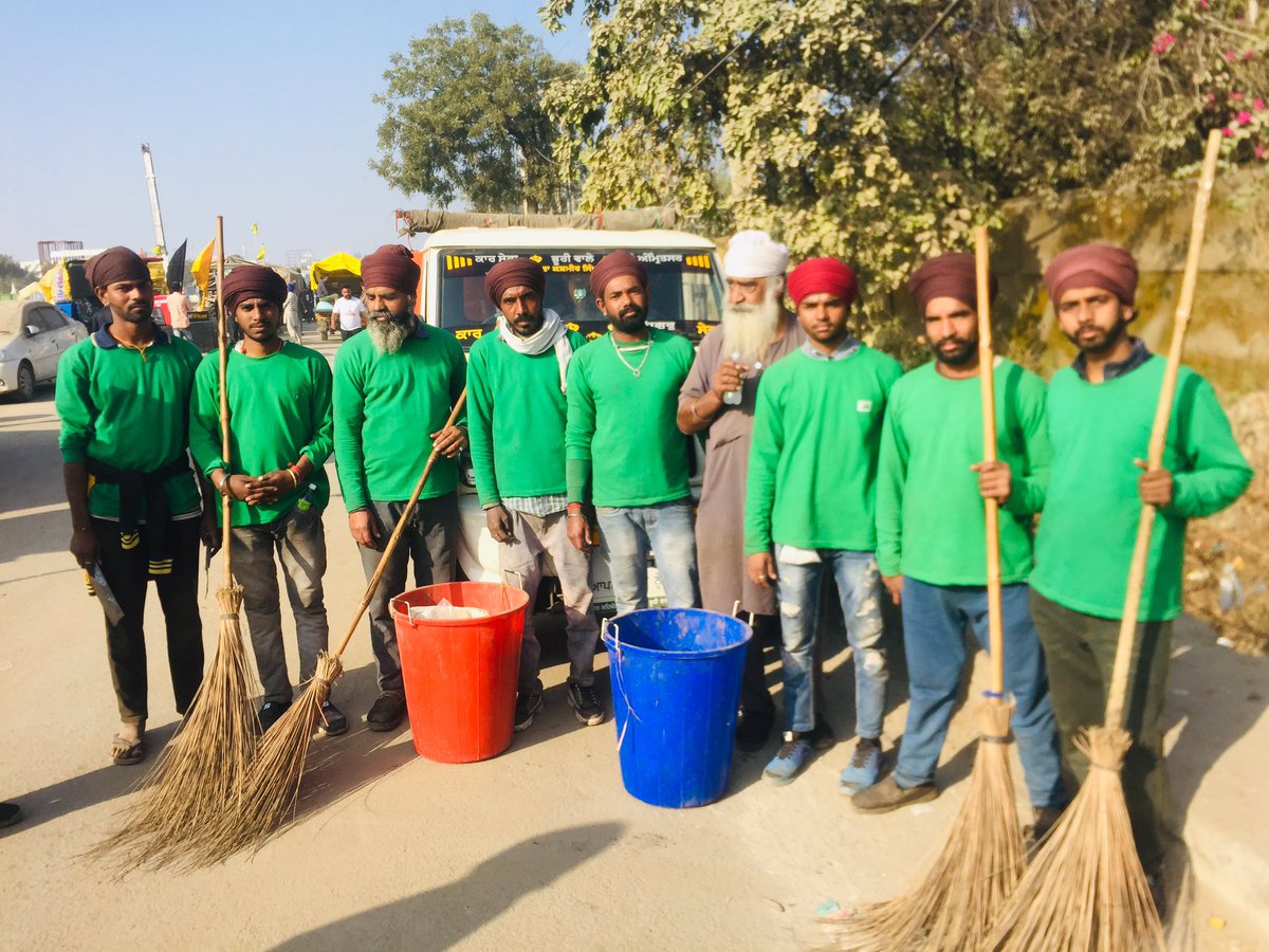 PunYaab's tweet photo. They came from Amritsar only to clean Singhu protest site. https://t.co/MaJsXNpBb0