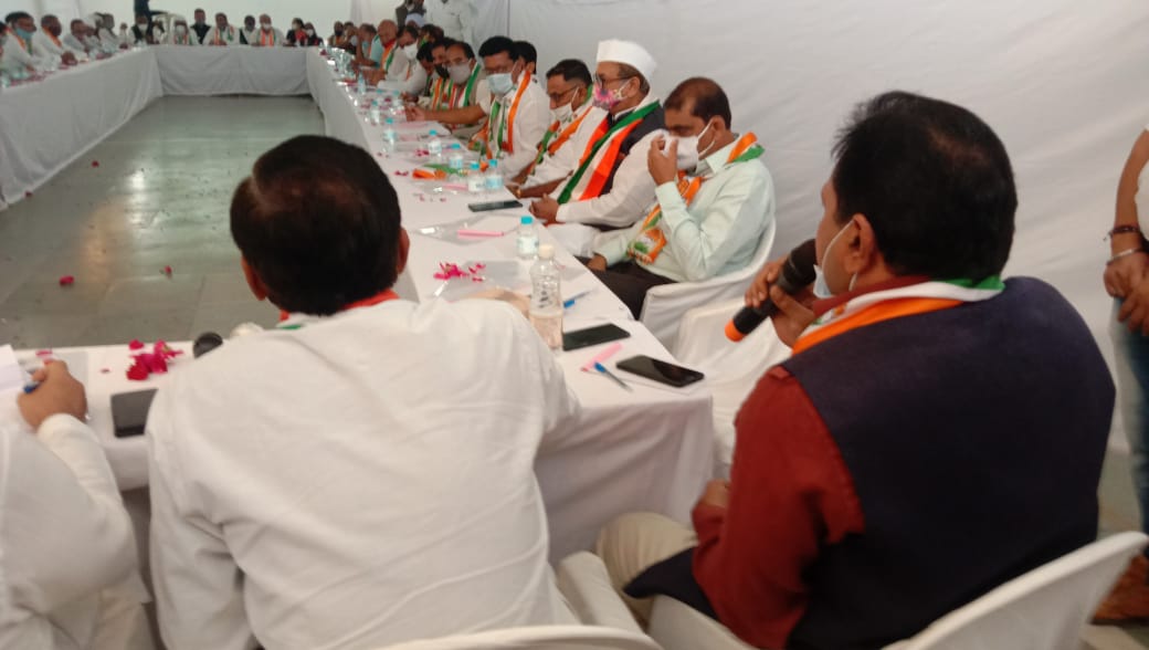 raghubhaidesai's tweet photo. તા.14/12/2020 ના રોજ પાટણ ખાતે આવનારી સ્થાનિક સ્વરાજ્યની ચૂંટણીના સંદર્ભમાં ગુજરાત પ્રદેશ કોંગ્રેસના પ્રભારી શ્રી રાજીવ સાતવ જી અને શ્રી અમિતભાઈ ચાવડા (પ્રમુખ,ગુજરાત પ્રદેશ કોંગ્રેસ સમિતિ) ઉપસ્થિતિમાં પાટણ જિલ્લા કોંગ્રેસ સમિતિની  મીટીંગ તેમજ સંવાદ..

#RaghubhaiDesai #Congress https://t.co/8bbyQ7Ax13
