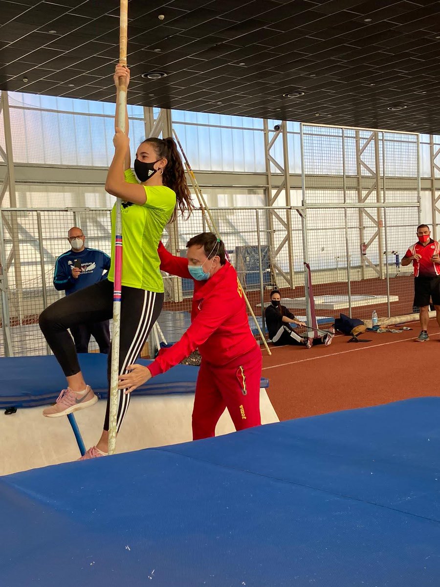 ValdepenasAC's tweet photo. CARLA MOLITERNI Y ESTRELLA PONCE, DEL VALDEPEÑAS ATHLETICS CLUB, EN LA CONCENTRACIÓN REGIONAL DE PÉRTIGA.
https://t.co/Tj3a52jhfE
#atletismo #Valdepeñas @ValdepenasAC #polevault @estrellaapf @angelsanchezatl https://t.co/klapxeecw9
