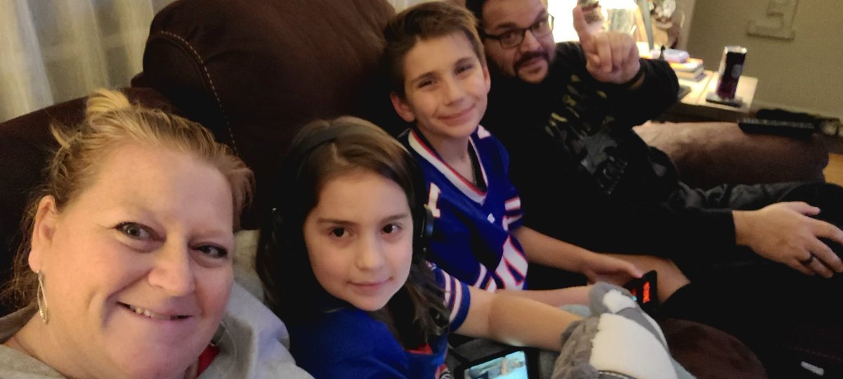 deevagirl1377's tweet image. Not this year...we're letting them stay up!  #parentsoftheyear #gobls #BillsMafia