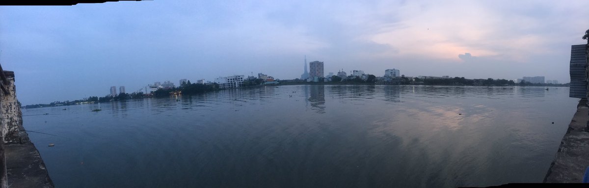 ChanSicula's tweet photo. Vậy đó mà 3 4 năm trời không yêu ai, cũng từ đó bỏ bờ sông không ra đây ngồi nữa.
Rồi bỗng một ngày có một người đã đến, nhẹ nhàng như ánh nắng chiều, gây thương nhớ cho em
Bờ sông hôm đó lại bắt đầu với 1 người, nụ cười, ánh mắt, cử chỉ ... :) https://t.co/wWdLRDvj67