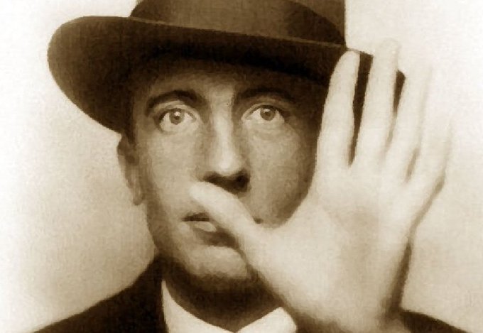 Antonio79B's tweet photo. Oggi nel 1895 nasceva il poeta #PaulÉluard, maggiore esponente del movimento surrealista, rileggiamo la sua #poesia LA NOTTE.

#14dicembre. https://t.co/fDlH3GVOtK