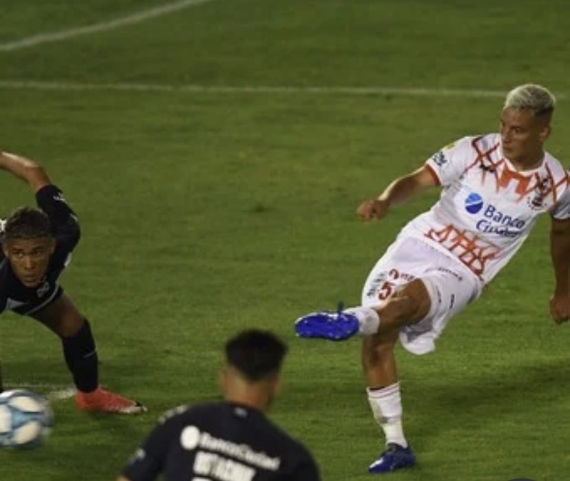 delglobo1908's tweet photo. @CAHuracan #Huracan obligado a ganar para ser puntero para la fase Campeon de la Copa Diego Armando Maradona 
Perdía 2 a 0  y lo dió vuelta  Huracán le ganó un partidazo a Independiente con fútbol corazón y huevos https://t.co/11557UABCw