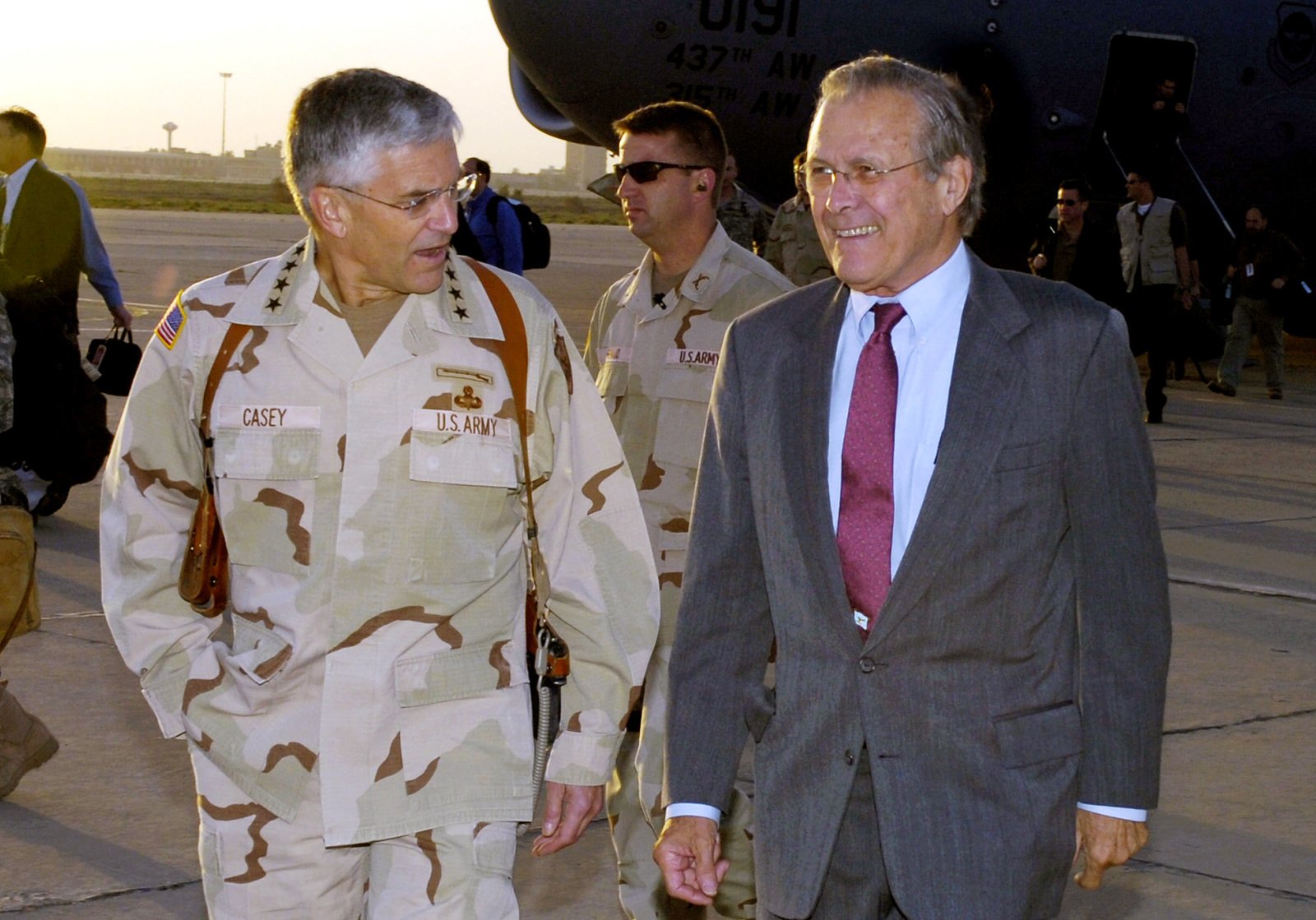 טוויטר 𝐃𝐄𝐕𝐎𝐑 בטוויטר そういえばペトレイアス司令官の前任のケイシー陸軍大将が06年にティクリートを視察した際ブラウンレザーのショルダーホルスターにfapc合わせてたなと思って見返してたらその年の中盤以降見事に𝐔𝐂𝐏 𝐅𝐀𝐏𝐂へ更新されていた事を今更