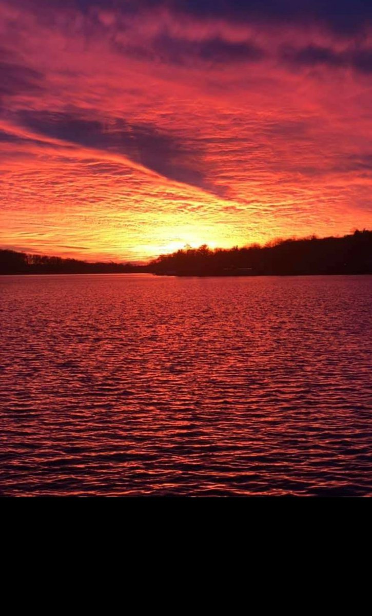 Nikka40's tweet photo. We are going from this amazing sunset to winter storm this week!
#crazyweather #beautifultoday
#snowiscoming https://t.co/WqeozJag9a