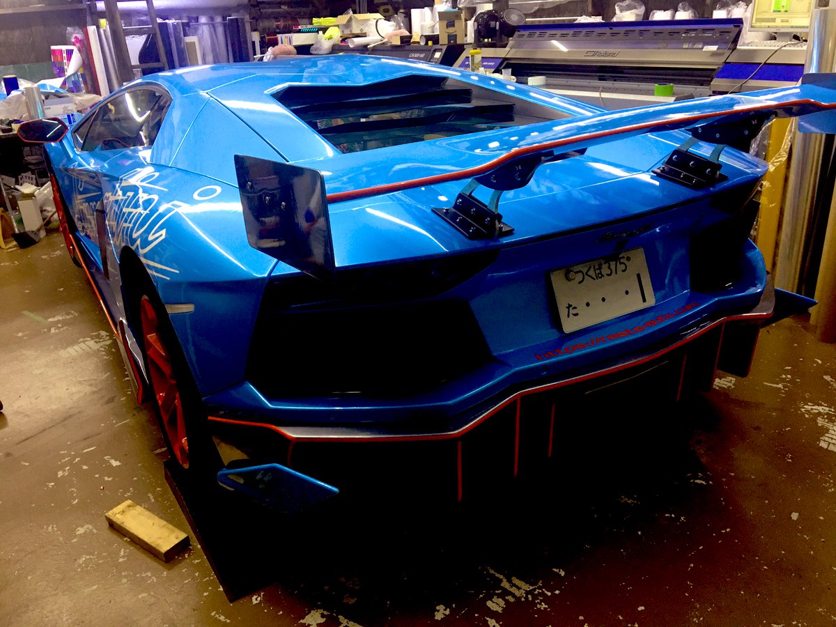 RPM25jp's tweet photo. アブダビ先生で1番苦労した所「エアロのフィッティング」
実は表向きにはあまり言ってないですけど鈑金塗装できるんですよウチd( ̄  ̄)と言うわけでエアロとホイールは貼らずに塗りました。
#ラッピング #フィルムはオリジナルカラー #スターダストブルーパール #ASKunitz https://t.co/FAZQNDBQx2