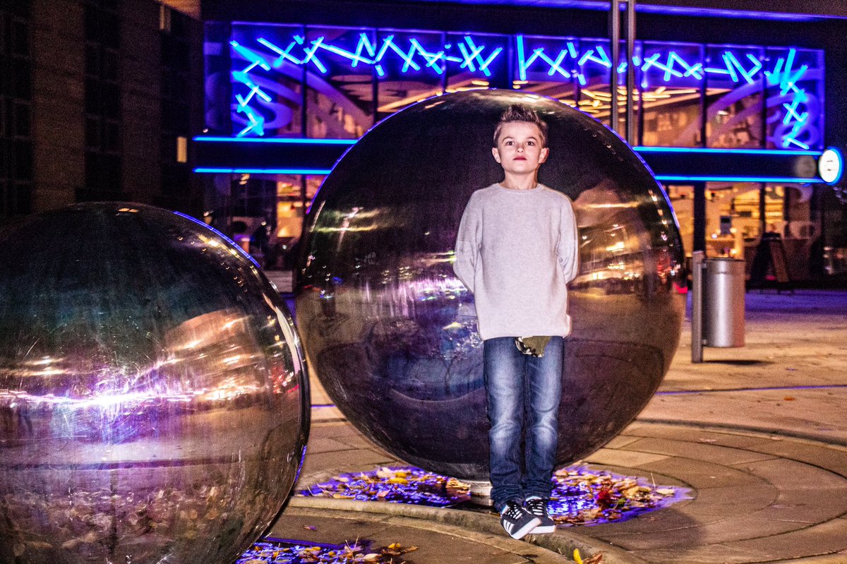 PresleyLewis17's tweet photo. Giant #baubles for a Giant #ChristmsTree lol  hope you have a wonderful day my friends #Sheffield #ChristmasJumperDay #HolidaySeason #SantaChat #AdventCalendar #music #singersongwriter #guitar #Rain #CountryMusic #indiemusic #ArtistOnTwitter #FolloMe #BillboardNews #Christmas https://t.co/fswAI85wgM