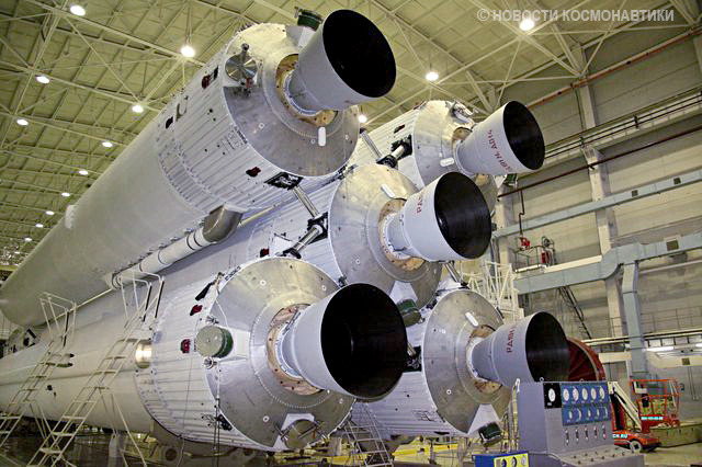 Angara A5 est propulsée par cinq moteurs RD-191 au décollage, qui sont des dérivés mono-tuyères du RD-170 d'Energiya. Ils utilisent tout comme ce dernier du kérosène RG-1 et de l'oxygène liquide.Angara est plus puissante qu'Ariane 5 ECA, c'est un gros bébé !