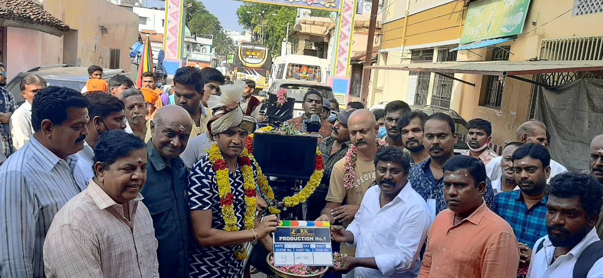 KKumaravelMKS's tweet photo. வீரத்தமிழன்  தலைவர் புதிய படத்தில் நடிக்க துவங்கி உள்ளார். நிறுவனம் : RK  Entertainment ல் உருவாக உள்ளன . தயாரிப்பாளர் C.ரமேஷ் குமார்  . இதன் பூஜை கும்பகோணத்தில் நடைபெறுகிறது  என்பதை அளவற்ற மகிழ்ச்சியாக செய்தியை தெரிவித்துக்கொள்கின்றேன் .⁦@iamsanthanam⁩⁦@kavinsanthanam https://t.co/n7PHz6mJdM