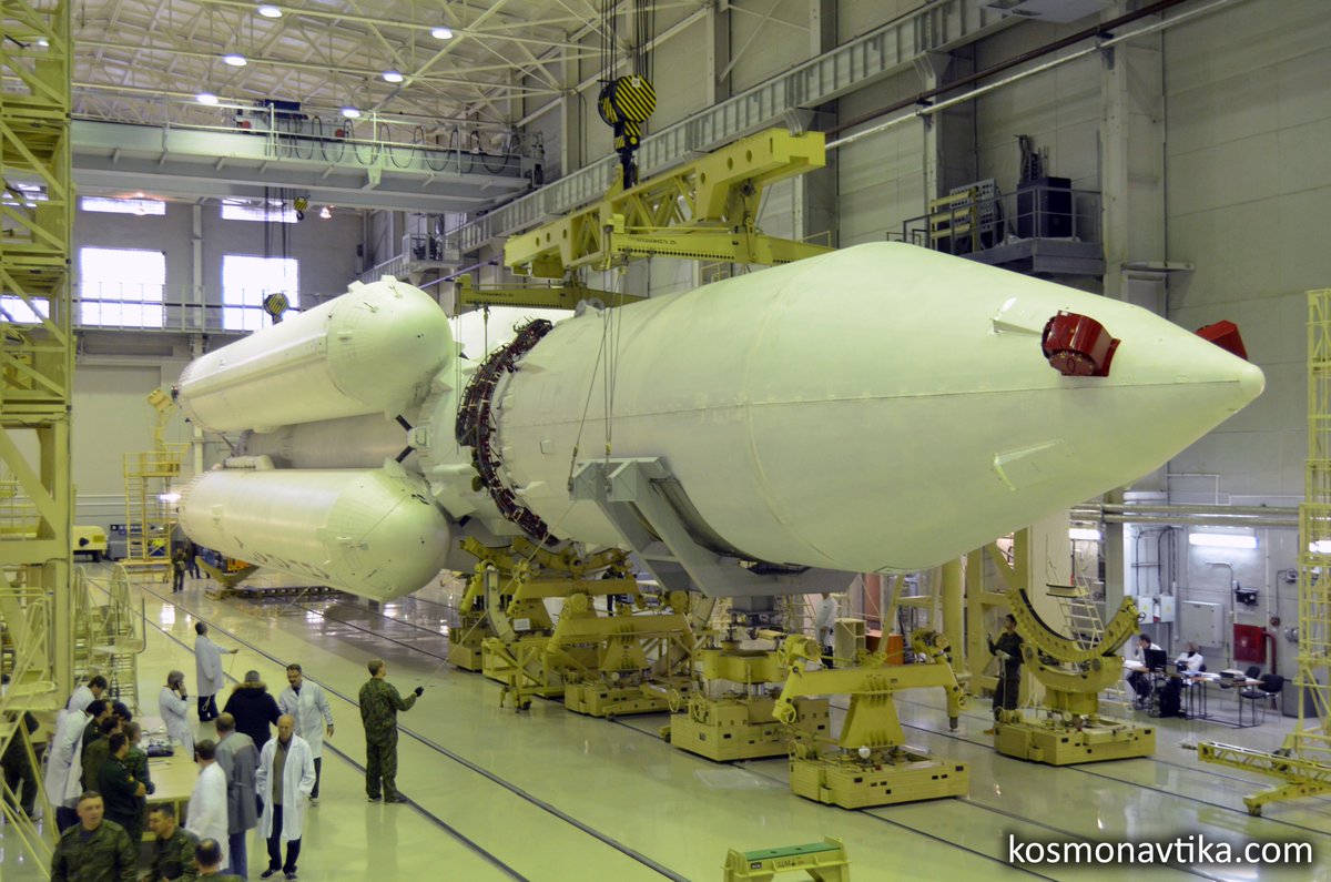 Là où le premier étage et les blocs latéraux viennent d'Energiya, le deuxième étage utilise lui un moteur de Soyouz, le RD-0124, utilisé sur Soyouz 2.1b, ST-B et 2.1v.