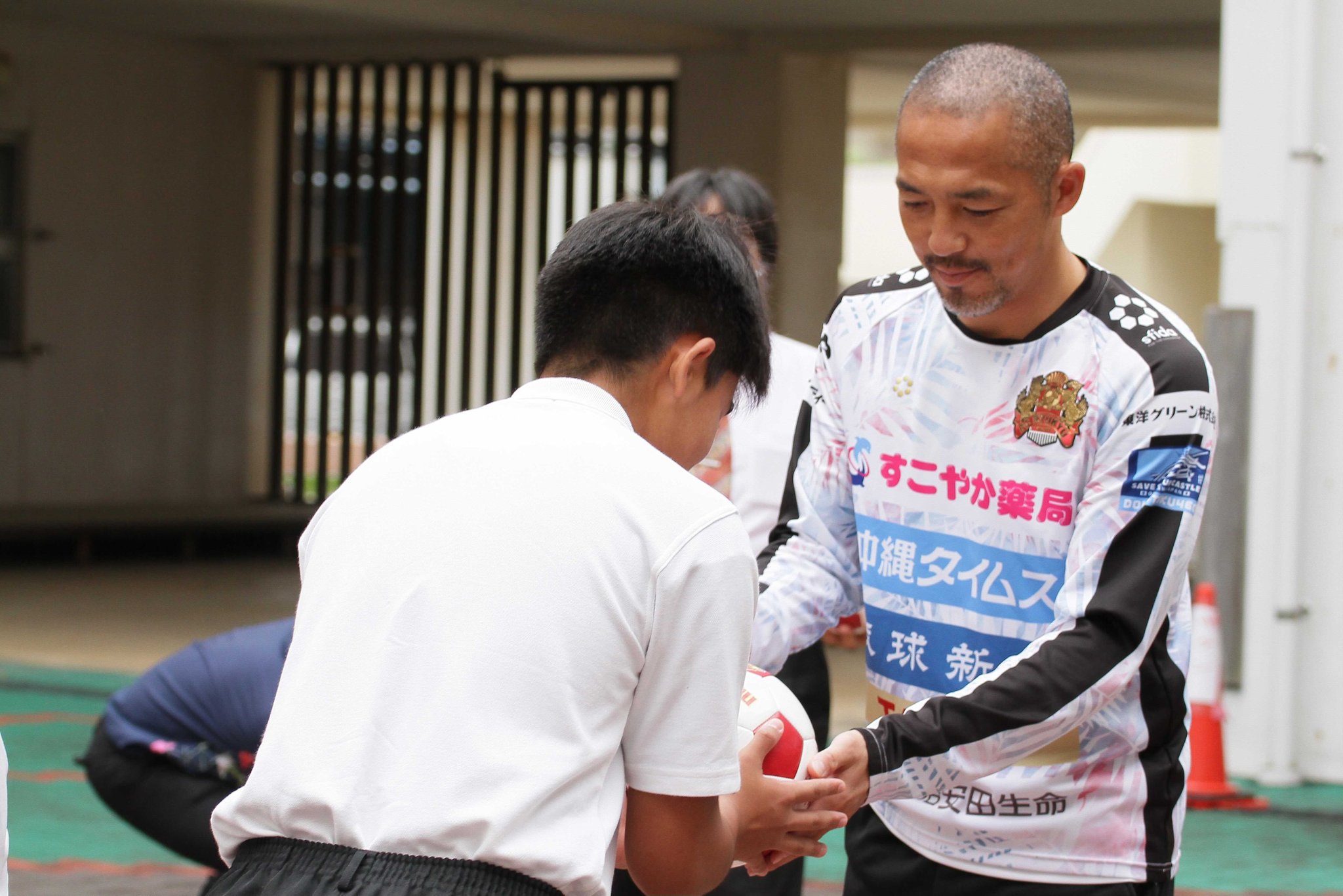九州 沖縄 サッカー新聞エルゴラッソ記者班 琉球のホームタウンである沖縄市の比屋根小学校に 小野伸二 選手が来校 沖縄 Revive 再興 プロジェクト の一環で クラブが地域への恩返しとして沖縄県内の全266校にサッカーボール4個ずつ計1064個を 九州 沖縄 サッカー新聞エルゴラッソ記者班 琉球のホームタウンである沖縄市の比屋根小学校に 小野伸二 選手が来校 沖縄 Revive 再興 プロジェクト の一環で クラブが地域への恩返しとして沖縄県内の全266校にサッカーボール4個ずつ計1064個を
