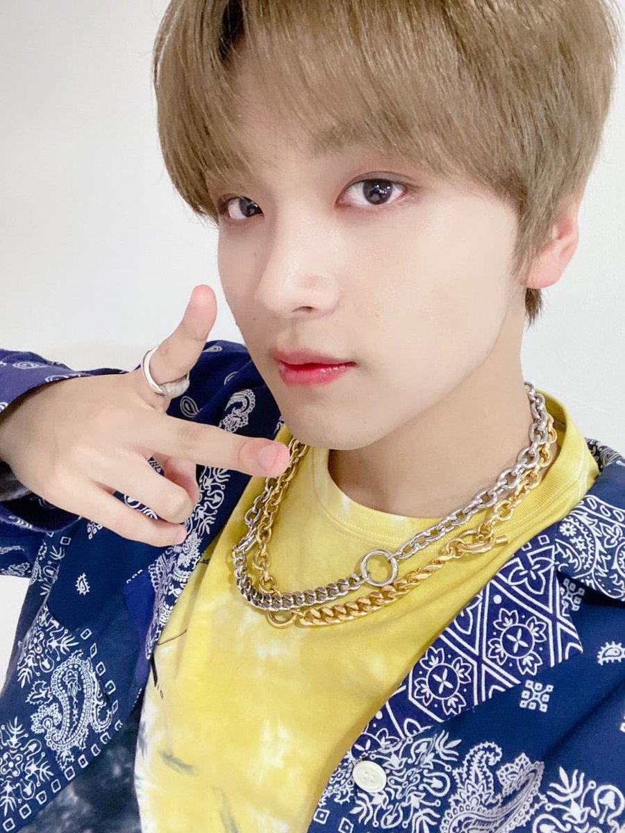 hyuckwkwk's tweet photo. #MakeVchallenge https://t.co/kBcQ9HawgO