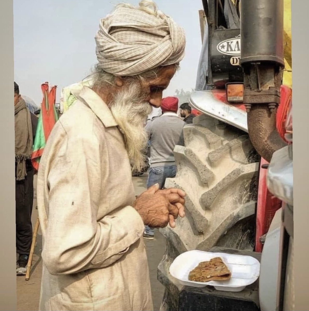 RaukePrince's tweet photo. ਉਹ ��ਿਹੜੇ ਰੋਟੀ ਦੀ ਕੀਮਤ ਨੂੰ ਜਾਣਦੇ ਹਨ |

Those who know the value of food. ❤️

#KisaanMajdoorEktaZindabad #FarmerProtest https://t.co/ILhjqJ5oYY