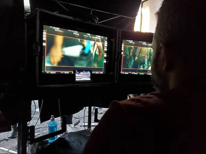 thetoxicmovie's tweet photo. Watching cricket during busy schedule... Just @prashanth_neel things😎❤️
Follow: @thekgfchapter2 

#KGFChapter2 #KGFChapter2TeaserOnJan08 #PrashanthNeel #HombaleFilms #Yash #ravibasrur #KGF #trending https://t.co/B3TOAzaOSG