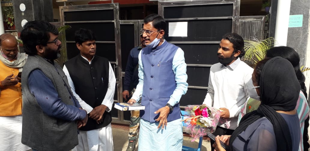SethSanjayMP's tweet photo. उत्तराखंड में सरस्वती रेंज की सबसे ऊंची चोटी ब्लैक पिक माउंट पर तिरंगा फहराने वाले राँची के पंकज कुमार से आज मुलाकात हुई। पंकज जी ने झारखंड का नाम पूरे भारत में रोशन किया है, उनका अगला लक्ष्य माउंट एवरेस्ट पर फतह करना है। पंकज जी ने बुक बैंक के लिए भी कई पुस्तकें हमें दीं। https://t.co/A2jzbZmmZj
