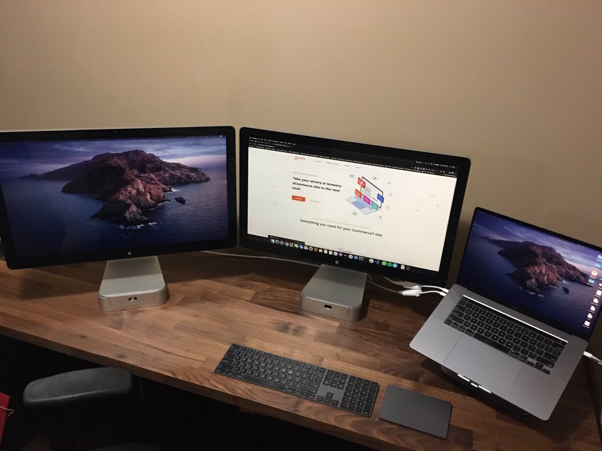 plongori's tweet image. New desk arrangement #standingdesk #multidisplay #treefrogdigital