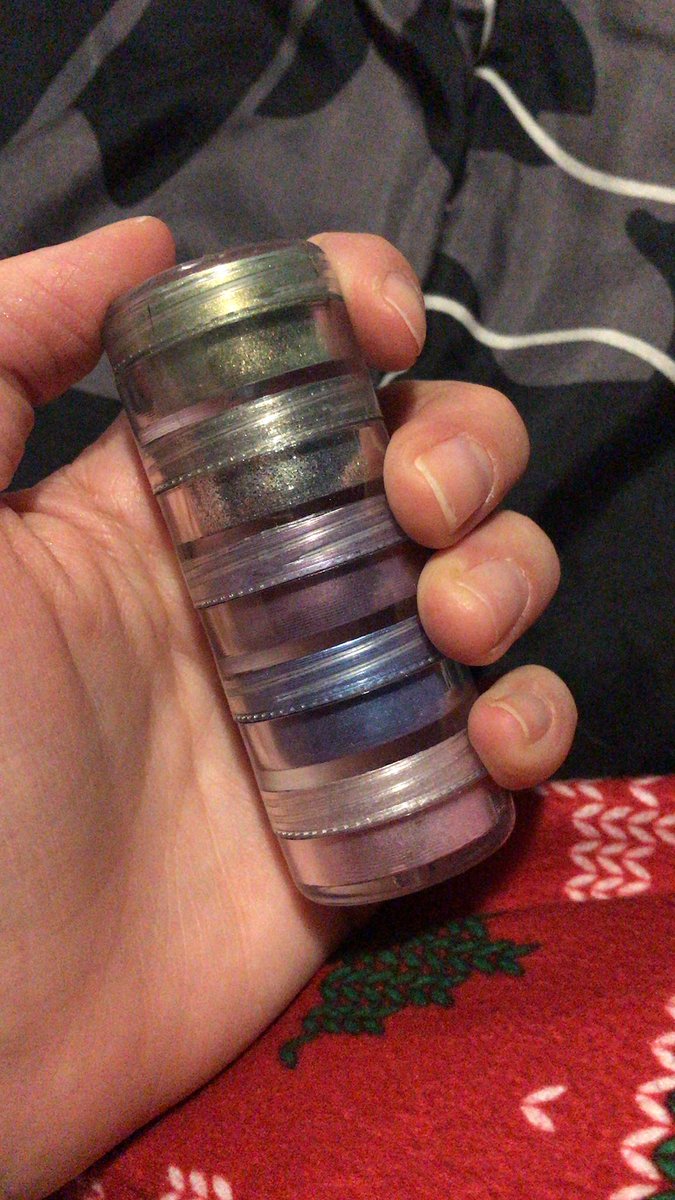 MeltothePayne's tweet photo. @jaimepantss I was shocked when I saw your “If Beauty Youtubers Existed in 2004” video and you didn’t pull out one of THESE. #staxonstax https://t.co/RySZnFLIHe