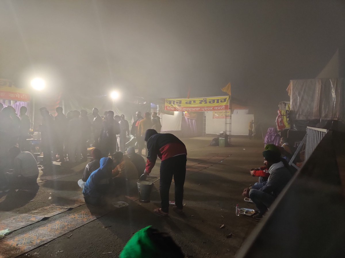 Near zero visibility after 11 pm. But langars don't stop. Tea and warm milk served post dinner keeping in mind the cold. Farmers say one can wake anyone up in the tent at any time and they can get food (4/n)