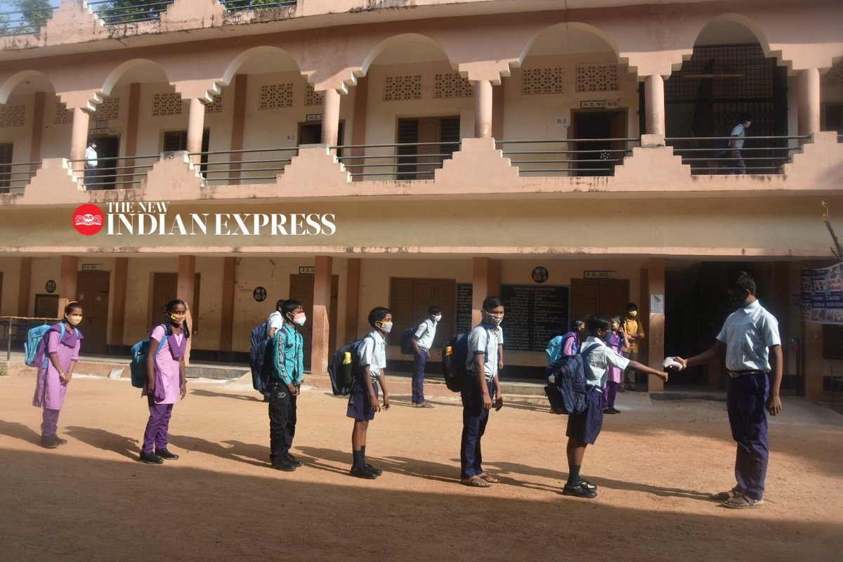 Ravindra_photo's tweet photo. Staff of #BSRKVMC school showing how to use #sanitizer to the #7th class #students after reopening the school and #thermalscanning for the students in #Vijayawada. #COVID19 @xpressandhra @NewIndianXpress @Kalyan_TNIE @shibasahu2012 https://t.co/l7pJzsedAj