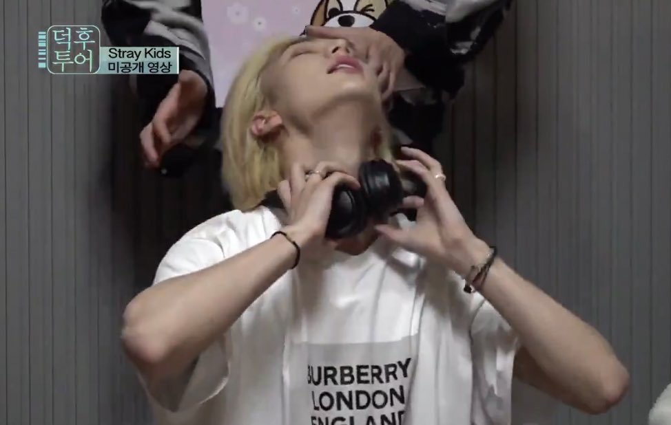 fluffshyunie's tweet photo. hyunjin: fixing                stray kids:
     his hair https://t.co/TDllBNc92P