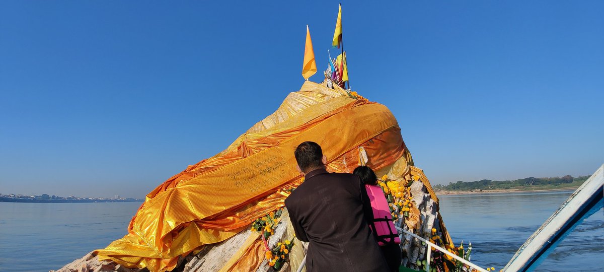 rappech's tweet image. ครั้งหนึ่งในชีวิตที่ได้มีโอกาศไปสักการะ พระธาตุหล้าหนอง ที่เชื่อว่ามีพญานาคคอยปกปัก รักษา ดูแล องค์พระธาตุ อยู่ที่ฐานใต้แม่น้ำโขง