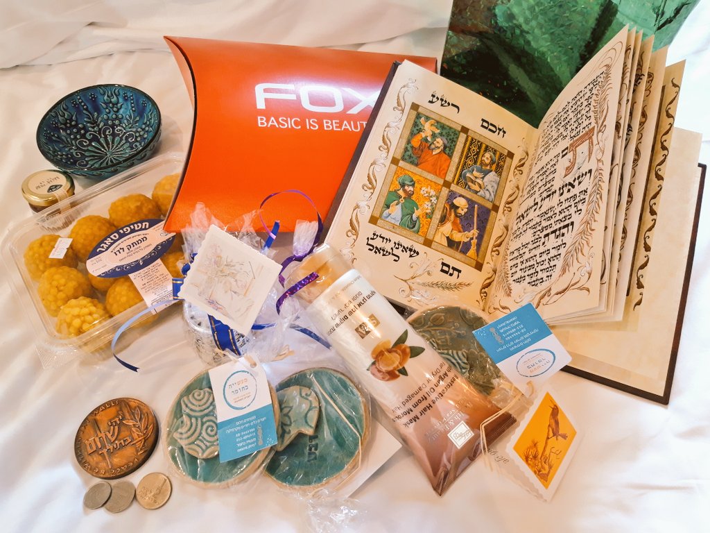 ThoufeekZakriya's tweet photo. So much of lovely souvenirs and gifts from friends in Israel.... thought gifts... 🥰

@JustineZwerling 
@ariellas1 
@fredman_a 
@amitd441 
@SamooyHarib 
@AviHyman 
@sharakango 
#Cochin #Jewish #Cochini https://t.co/5DOK0DBff1