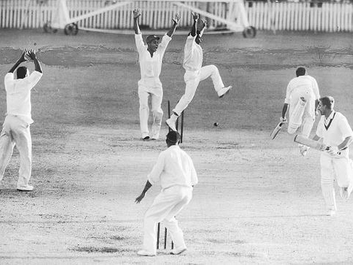 Today is the 60th anniversary of the first tied test match held at Brisbane. This test brought cricket back from the doldrums of the boring 50's and gave us this fantastic photograph.. A thread courtesy  @tintin1107 about the story behind this photo.