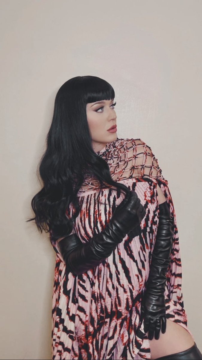 fxcking_crazy's tweet photo. Tweet para apreciar a Katy Perry con el pelo negro de regreso 🤍 https://t.co/hCBC4XkUIk