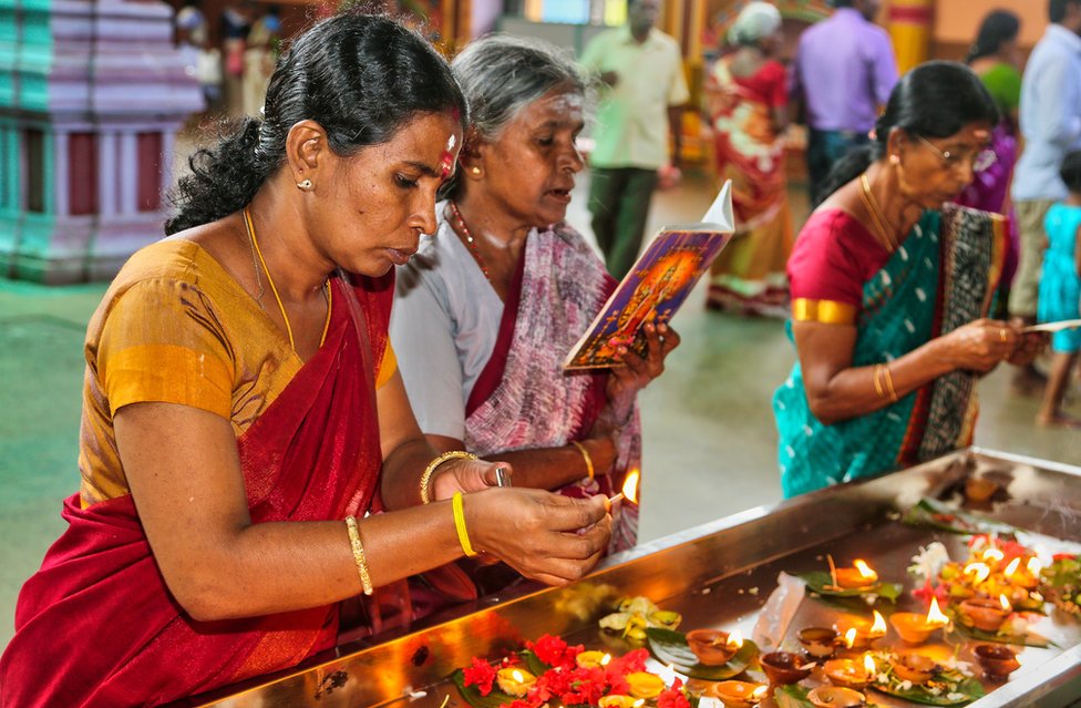 4. Summer offerings. In all Sri Lankan religions there are ceremonies where flowers, lights and fruits are offered. These attract insects, which are destroyed by the flames of the lights or eaten by the birds attracted by the fruits. The flowers perpetuate the tradition: beauty.